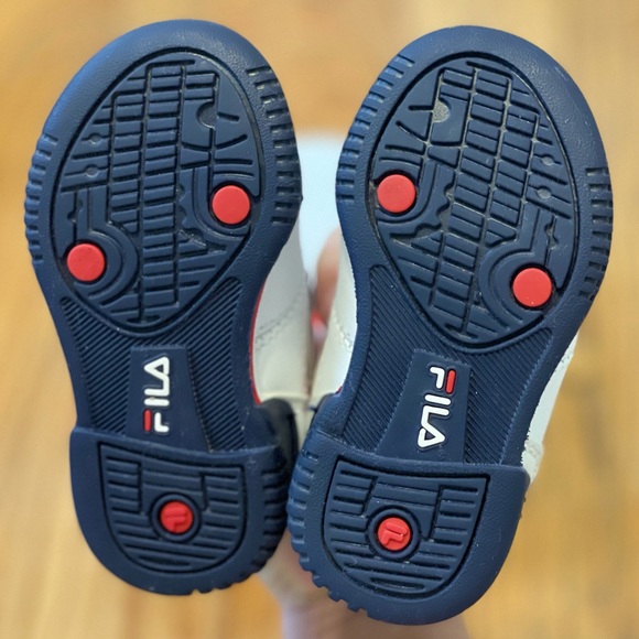 Toddler Fila sneakers size 4 - Picture 4 of 7